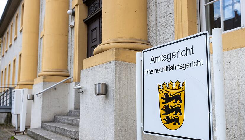 Die 50-Jährige habe die Havarie an der Rheinschleuse Iffezheim verursacht, weil sie getrunken habe und danach wohl eingeschlafen sei, hatte das Gericht geurteilt. (Archivbild) Die 50-Jährige habe die Havarie an der Rheinschleuse Iffezheim verursacht, weil sie getrunken habe und danach wohl eingeschlafen sei, hatte das Gericht geurteilt. (Archivbild)