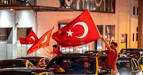 Kurz nach Abpfiff des Spiels, das die T&uuml;rkei mit 1:0 gegen Kosovo gewann, startete der Autokorso in der Allee.