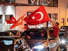 Kurz nach Abpfiff des Spiels, das die T&uuml;rkei mit 1:0 gegen Kosovo gewann, startete der Autokorso in der Allee.