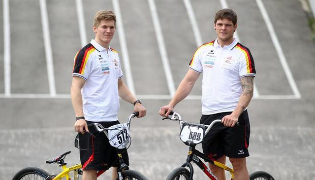 Maik Baier (r) und Luis Brethauer erf&uuml;llen das Anforderungsprofil der Trend-Sportart BMX. Foto: Thomas Niederm&uuml;ller