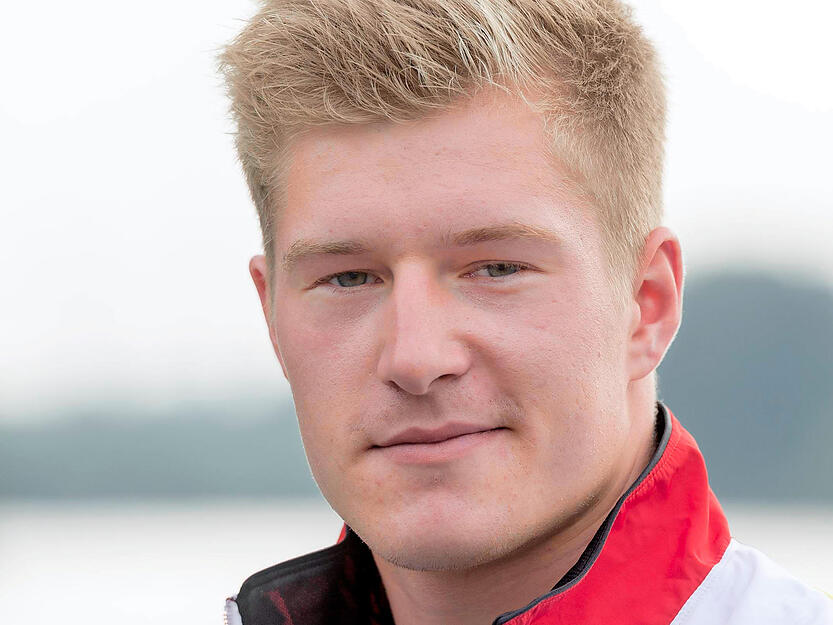 Es ist ein goldener Trostpreis: Der Titel im K4 &uuml;ber die 500-Meter-Strecke bei den Studentenweltmeisterschaften in Ungarn wird der Saisonh&ouml;hepunkt f&uuml;r den NSU-Kanuten. Die Qualifikation f&uuml;r den A-Kader der Nationalmannschaft hatte Landes zuvor knapp verpasst.