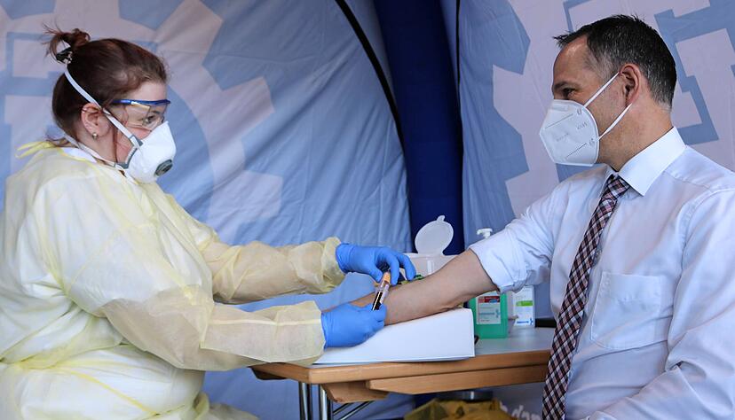 Bürgermeister Christoph Spieles war der erste, dem in der Kupferzeller Carl-Julius-Weber-Halle Blut abgenommen und der Rachen abgestrichen wurde.
Fotos: Ralf Reichert Bürgermeister Christoph Spieles war der erste, dem in der Kupferzeller Carl-Julius-Weber-Halle Blut abgenommen und der Rachen abgestrichen wurde.
Fotos: Ralf Reichert