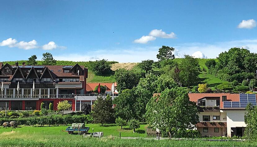 Auf der rechten Seite will der Hotelbetrieb erweitern. Damit würde sich der ohnehin schon geringe Abstand zum Aussiedlerhof weiter minimieren.
Foto: Friedrich
