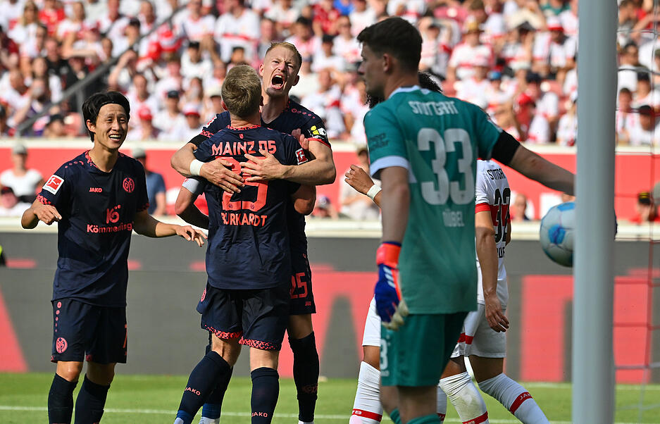 Mainz jubelt über einen Punkt, der VfB ärgert sich.