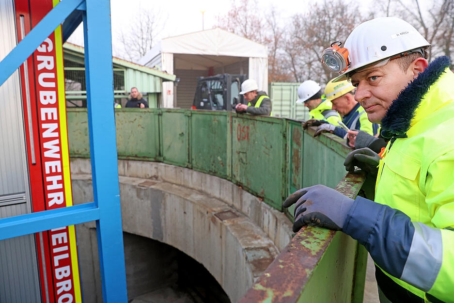 Innerhalb von zwei Minuten geht es die 230 Meter am Drahtseil hinab in die Tiefe.