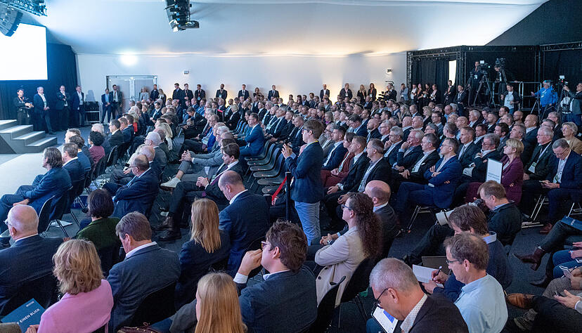 250 geladene Gäste kamen am Dienstagmittag in die Heilbronner Steinäcker zum Spatenstich mit Bundeskanzler Friedrich Merz. 250 geladene Gäste kamen am Dienstagmittag in die Heilbronner Steinäcker zum Spatenstich mit Bundeskanzler Friedrich Merz.