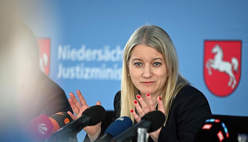 Niedersachsens Justizministerin Kathrin Wahlmann (SPD) setzt sich f&uuml;r ein Verbot von Voyeuraufnahmen ein.