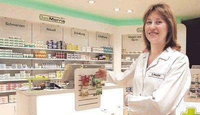 Grün statt rot: Elena Pavlov in der ab Montag sechsten Doc-Morris-Apotheke in Baden-Württemberg. Seit 2007 hat die niederländische Versandapotheke bundesweit über 130 Partnerschaften geschlossen.Foto: Andreas Veigel Grün statt rot: Elena Pavlov in der ab Montag sechsten Doc-Morris-Apotheke in Baden-Württemberg. Seit 2007 hat die niederländische Versandapotheke bundesweit über 130 Partnerschaften geschlossen.Foto: Andreas Veigel