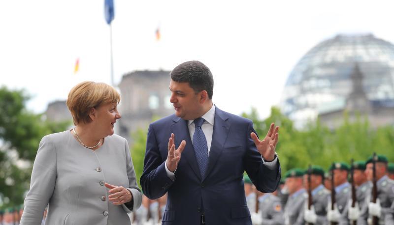 Angela Merkel begr&uuml;&szlig;t den ukrainischen Ministerpr&auml;sidenten Wladimir Groisman mit milit&auml;rischen Ehren zu seinem Antrittsbesuch in Berlin. Foto: Kay Nietfeld