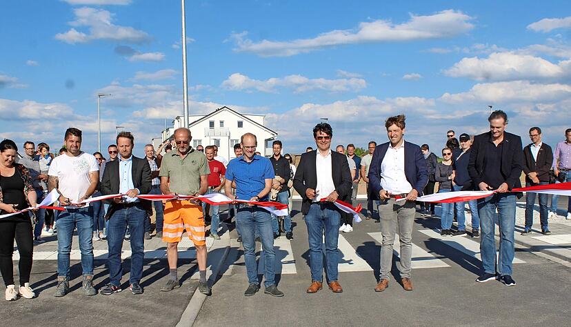 Zusammen mit vielen Beteiligten durchschnitt Bürgermeister Achim Beck (2.v.r.) bei der Einweihungsfeier des Neubaugebiets Giebelheide 3 das Band.
Foto: Väisänen