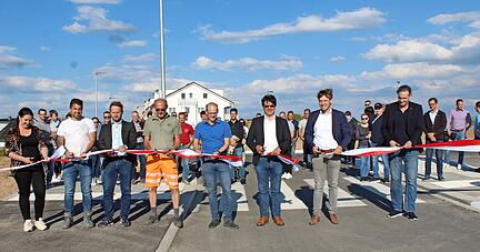 Zusammen mit vielen Beteiligten durchschnitt Bürgermeister Achim Beck (2.v.r.) bei der Einweihungsfeier des Neubaugebiets Giebelheide 3 das Band.
Foto: Väisänen