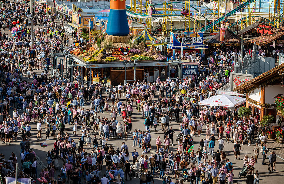 Zahlreiche Besucher genießen bei Sonnenschein das 176. Cannstatter Volksfest auf dem Cannstatter Wasen.