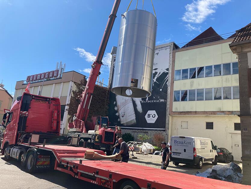 Mit sieben Meter Höhe und einem Umfang von 3,20 Metern ist das neue Treber-Silo der Eppinger Palmbräu ein imposantes Werkstück.