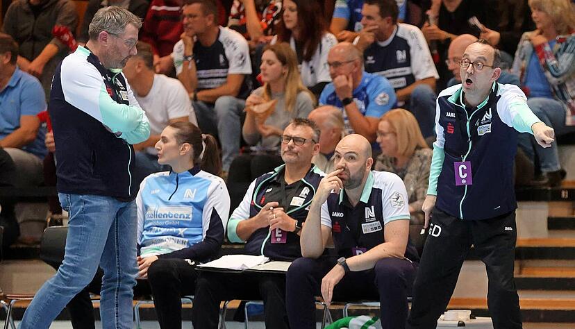 „Jetzt gehst du in die Pause und bist frustriert“: Trainer Thomas Zeitz (links) und seinem Trainerteam war ebenso wie Torhüterin Lena Ivancok (Zweite von links) und den Neckarsulmer Fans im Hintergrund die Betrübnis anzusehen.