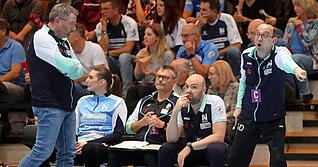 „Jetzt gehst du in die Pause und bist frustriert“: Trainer Thomas Zeitz (links) und seinem Trainerteam war ebenso wie Torhüterin Lena Ivancok (Zweite von links) und den Neckarsulmer Fans im Hintergrund die Betrübnis anzusehen.