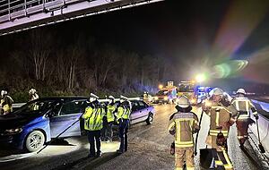 Der Verkehr wird umgeleitet, damit der Unfallort gereinigt werden kann. Der Verkehr wird umgeleitet, damit der Unfallort gereinigt werden kann.