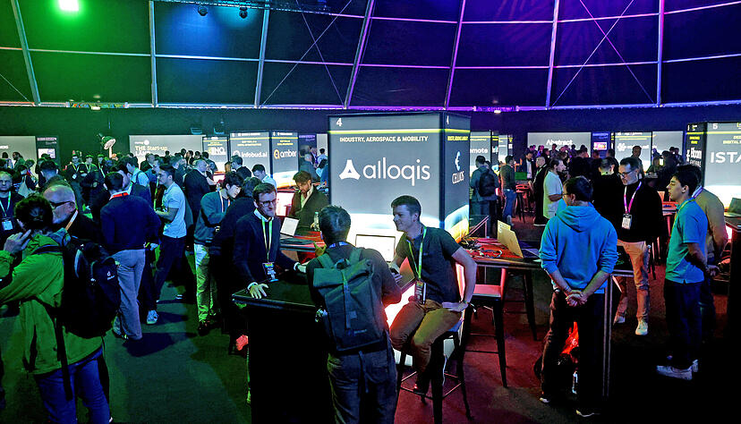 Neben der Hauptbühne haben Unternehmen und Start-ups auf der Slush'D ihre Stände aufgebaut.