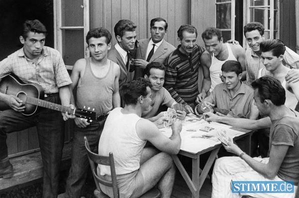 1962: Italienische Gastarbeiter sind bei der Freizeitgestaltung überwiegend unter sich.