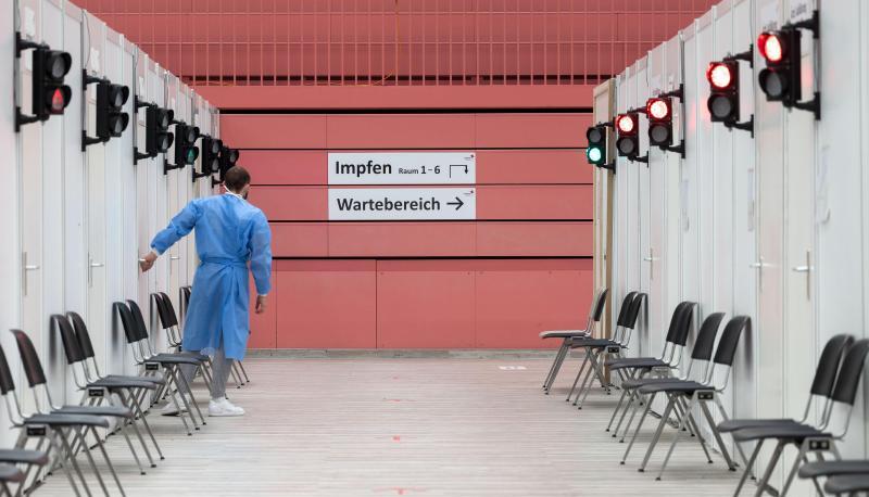 Ein Mitarbeiter des Impfzentrums Tübingen steht in der Paul-Horn-Arena in einem Gang.