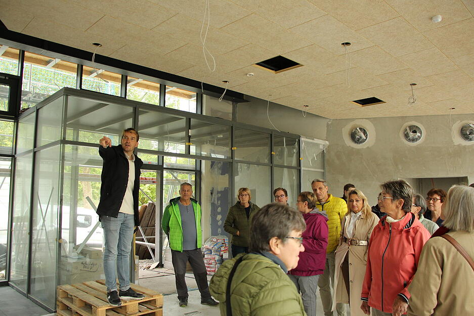 Bei der Baustellenführung wurde auch das neue Foyer des Niedernhaller Solebads begutachtet.