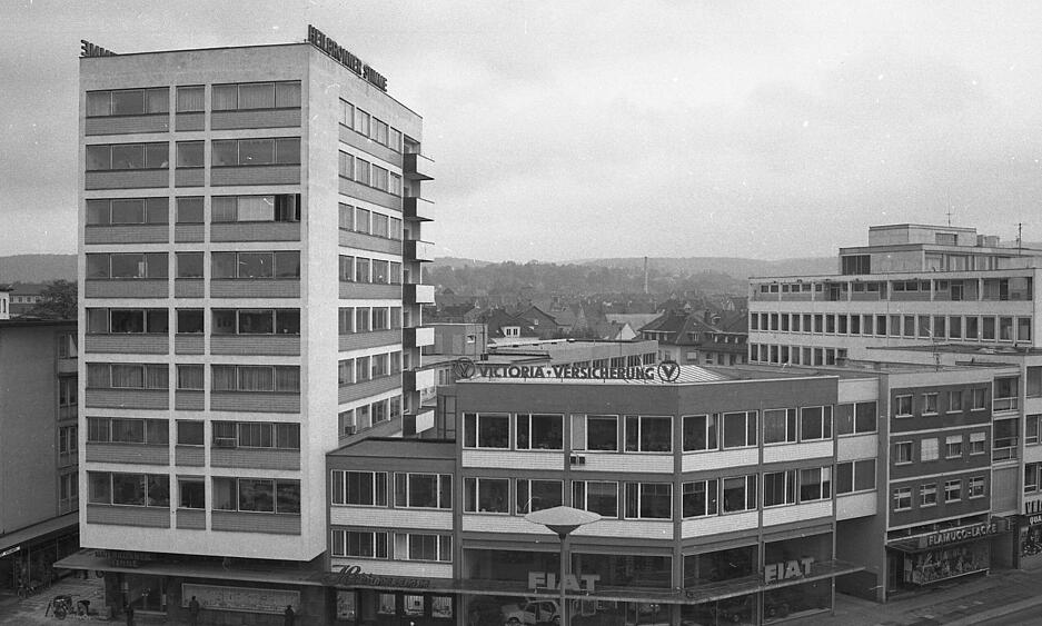 Blick auf das 1957 eingeweihte Stimme-Hochhaus an der Heilbronner Allee. Das Erdgeschoss des Anbaus wird im selben Jahr an den Juwelier Herrmann und die Deutsche Fiat vermietet. Am Bildrand rechts ist das 1962 erbaute Hans-Rießer-Haus sichtbar. Undatierte Aufnahme.
