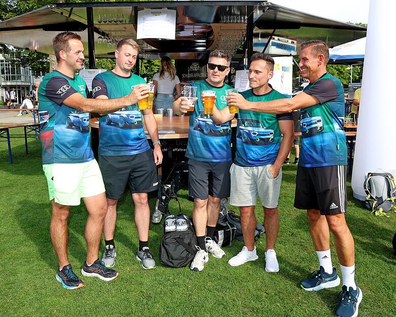 Prost! Einstimmung auf den Stimme-Firmenlauf mit kühlen Getränken. Prost! Einstimmung auf den Stimme-Firmenlauf mit kühlen Getränken.