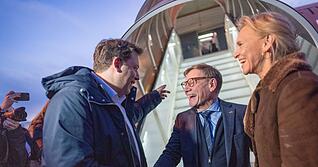 Au&szlig;enminister Wadephul wurde unten am Flugzeug neben der isl&auml;ndischen Au&szlig;enministerin Gunnarsd&oacute;ttir auch von Vizekanzler Lars Klingbeil begr&uuml;&szlig;t.