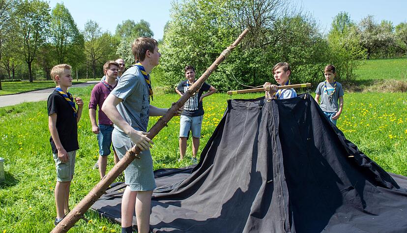 Pfadfinder des Untergruppenbacher Stamms "Stettenfels" bauen eine Kohte auf. Das Schlafzelt kommt bei Lagern zum Einsatz. Foto: Mario Berger
