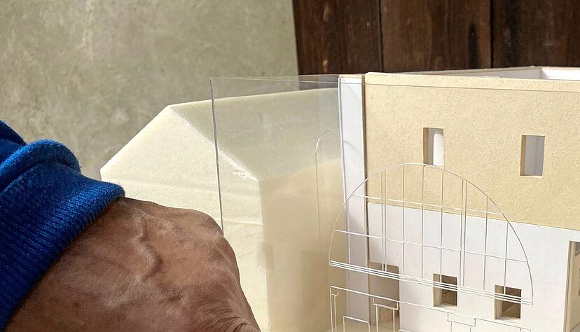 Im Modell von Prof. Dr. Thorsten Erl ist die fehlende Vorderfront zu erkennen. Im Modell von Prof. Dr. Thorsten Erl ist die fehlende Vorderfront zu erkennen.