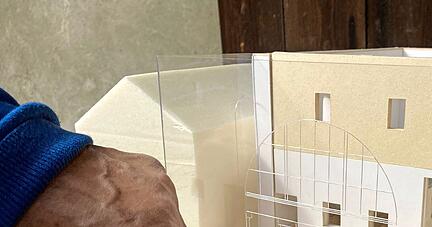 Im Modell von Prof. Dr. Thorsten Erl ist die fehlende Vorderfront zu erkennen. Im Modell von Prof. Dr. Thorsten Erl ist die fehlende Vorderfront zu erkennen.