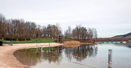 Am Badestrand ist kein Kies mehr zu sehen. Dieser ist nun überspült. Der Normalwasserstand ist erreicht. Die Badesaison kann kommen.