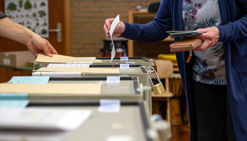 Ein Frau wirft ihren Stimmzettel in die Wahlurne: Bei den Landtagswahlen in Bayern und Hessen mussten die Ampel-Parteien herbe Verluste hinnehmen.