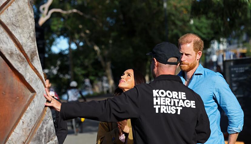 Das Paar lie&szlig; sich in Australien in die Kultur Ureinwohner einf&uuml;hren.