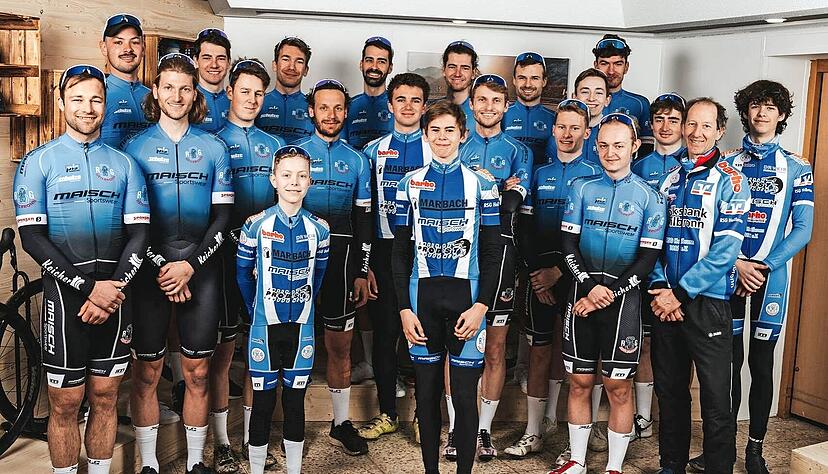 Das Team der RSG Heilbronn mit Bundesliga- und Nachwuchsfahrern bei der Pr&auml;sentation in Neuh&uuml;tten. Am Samstag startet bereits die Saison.