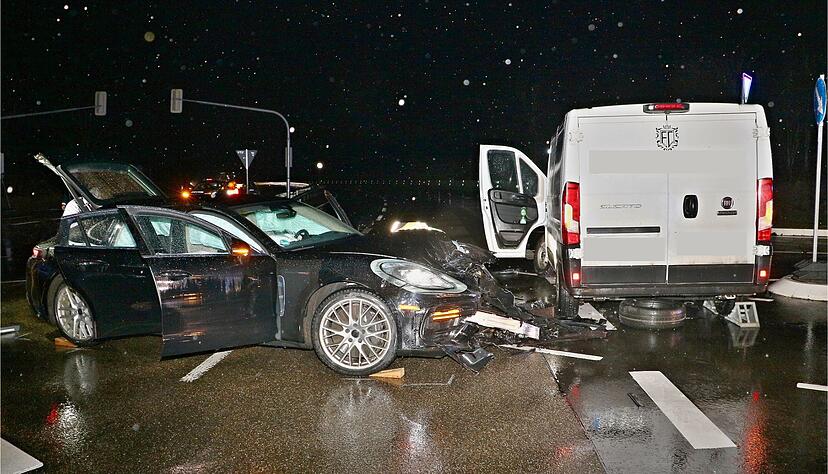 Ein Porsche ist auf der B27-Kreuzung in Tamm bei Bietigheim-Bissingen mit einem Lieferwagen zusammengestoßen. Ein Porsche ist auf der B27-Kreuzung in Tamm bei Bietigheim-Bissingen mit einem Lieferwagen zusammengestoßen.