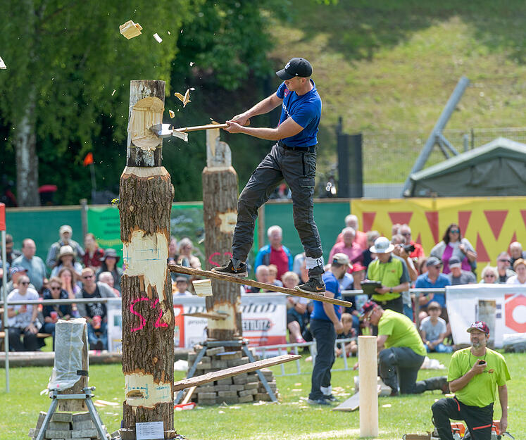 Zahlreiche Zuschauer feuern die Athleten an &ndash; der Holzf&auml;ller-Wettbewerb ist l&auml;ngst zum Publikumsmagneten geworden.
