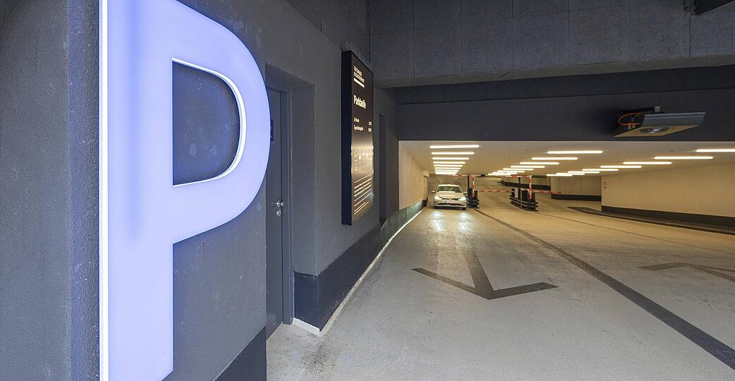 Einfahrt eines modernen Parkhauses (Symbolbild)