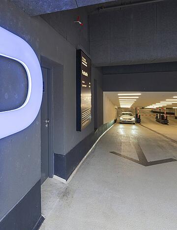 Einfahrt eines modernen Parkhauses (Symbolbild)