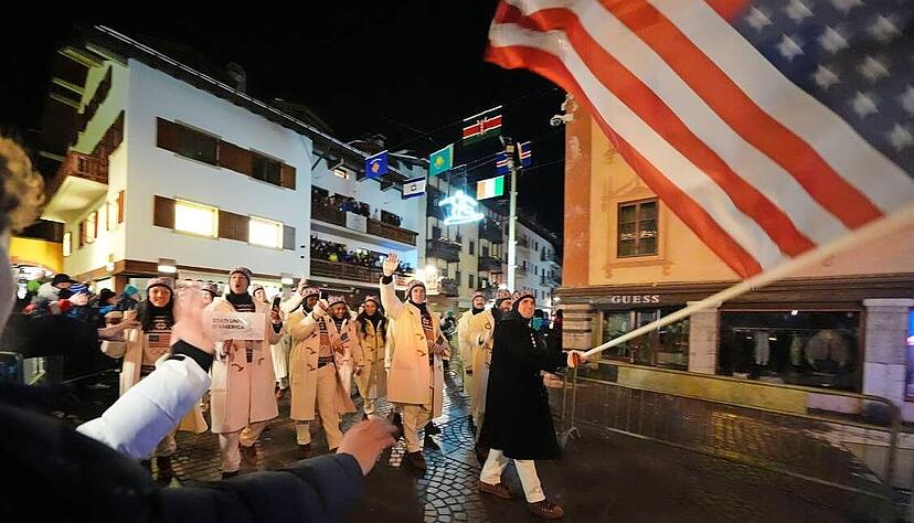 Fans, F&auml;hnchen und Sportkanonen zum Anfassen: Team USA l&auml;uft &uuml;ber den Corso Italia von Cortina. Alle Beteiligten waren begeistert.