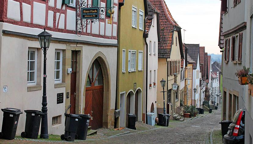 Die Altstadt Gundelsheims mit ihren engen Gassen zeugt von einer Jahrhunderte alten Geschichte. Heute befinden sich hier unter anderem etliche Gastronomiebetriebe. Foto: Michael Schwarz