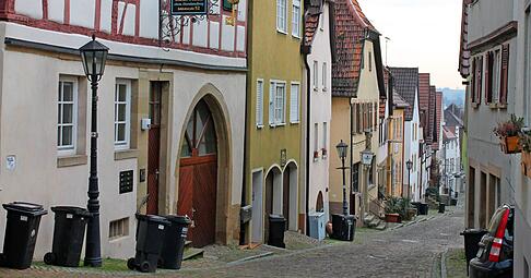 Die Altstadt Gundelsheims mit ihren engen Gassen zeugt von einer Jahrhunderte alten Geschichte. Heute befinden sich hier unter anderem etliche Gastronomiebetriebe. Foto: Michael Schwarz
