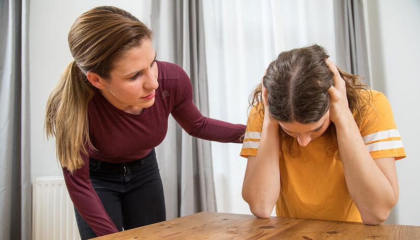 Misophonie bezieht sich oft auf Menschen im engen Umfeld. Das kann gro&szlig;e Hilflosigkeit und Schuldgef&uuml;hle verursachen.