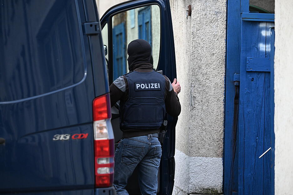 Insgesamt wurden bei der Razzia sechs Objekte durchsucht.