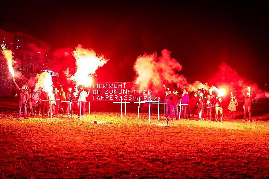 Bosch-Beschäftigte haben in Leonberg mit einer Nacht-Aktion gegen den Stellenabbau ihres Unternehmens demonstriert.