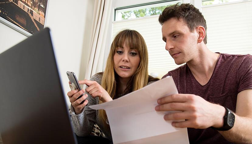 Besser zu zweit als allein: Finanzthemen sollten Paare im Idealfall gemeinsam angehen.