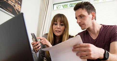 Besser zu zweit als allein: Finanzthemen sollten Paare im Idealfall gemeinsam angehen.