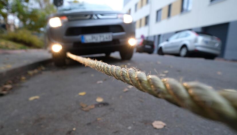 Ob und wie sich das eigene Auto von anderen im Schlepptau ziehen lassen kann, sollte man genau im Bordbuch nachschauen. Ob und wie sich das eigene Auto von anderen im Schlepptau ziehen lassen kann, sollte man genau im Bordbuch nachschauen.