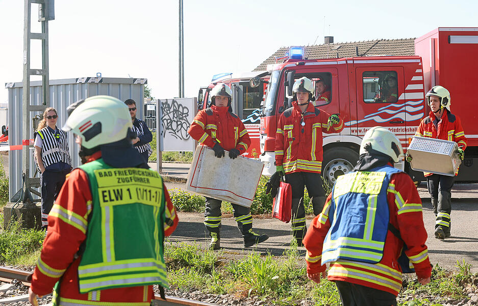 Zahlreiche Einsatzkr&auml;fte sind vor Ort.