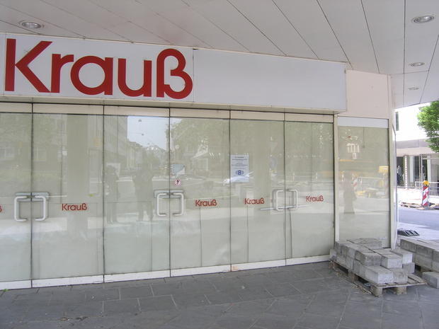 Allee / Ecke Kilianstraße, blickdichter Leerstand 2008. Das Modehaus Krauß hat seit einem Jahr geschlossen. Die Zukunft der Immobilie aus den sechziger Jahren  ist weiterhin ungewiss.