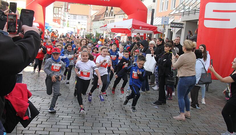 Beim zehnten Stadtlauf waren vor drei Jahren besonders viele Kinder am Start. Darüber würden sich die Veranstalter auch in diesem Jahr freuen.
Foto: Archiv/Färber Beim zehnten Stadtlauf waren vor drei Jahren besonders viele Kinder am Start. Darüber würden sich die Veranstalter auch in diesem Jahr freuen.
Foto: Archiv/Färber